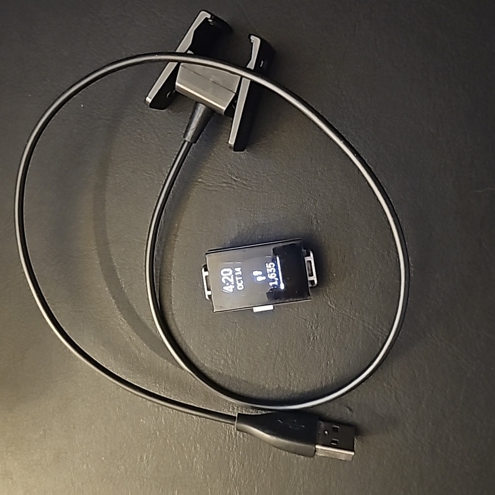 Fitbit w/screen protector ,charger & 3 Small bands and 1 Large band